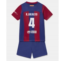 Barcelona Ronald Araujo #4 Koszulka Podstawowa dzieci 2023-24 Krótki Rękaw (+ krótkie spodenki)