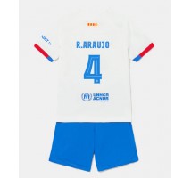 Barcelona Ronald Araujo #4 Koszulka Wyjazdowa dzieci 2023-24 Krótki Rękaw (+ krótkie spodenki)