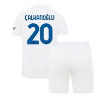Inter Milan Hakan Calhanoglu #20 Koszulka Wyjazdowa dzieci 2023-24 Krótki Rękaw (+ krótkie spodenki)
