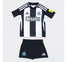 Newcastle United Koszulka Podstawowa dzieci 2024-25 Krótki Rękaw (+ krótkie spodenki)